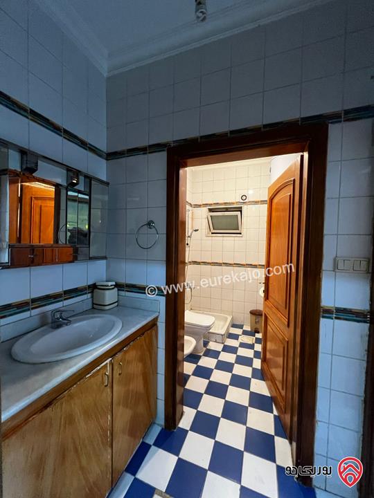 شقة مفروشة مع مسبح شبه ارضية مساحة 200م داخلي و 100م خارجي للايجار في عمان - عبدون