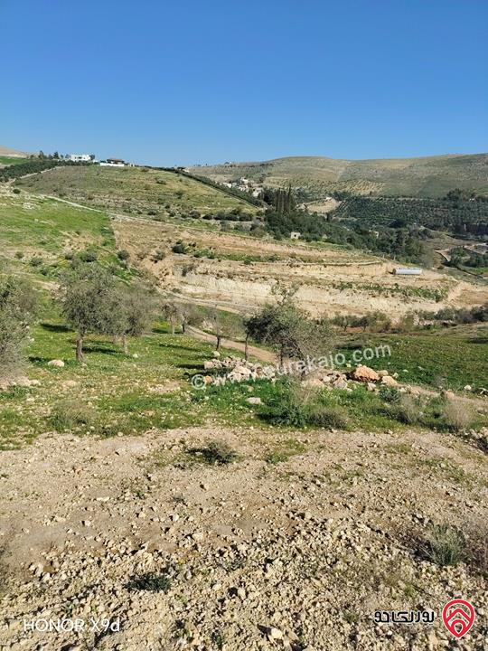 قطعة ارض مساحة 3400م للبيع في جرش على شارع جرش الزرقاء الرئيسي