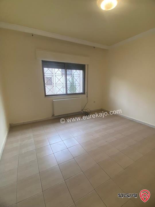 شقة طابق ثالث مساحة 180م للبيع في عمان - الرابية