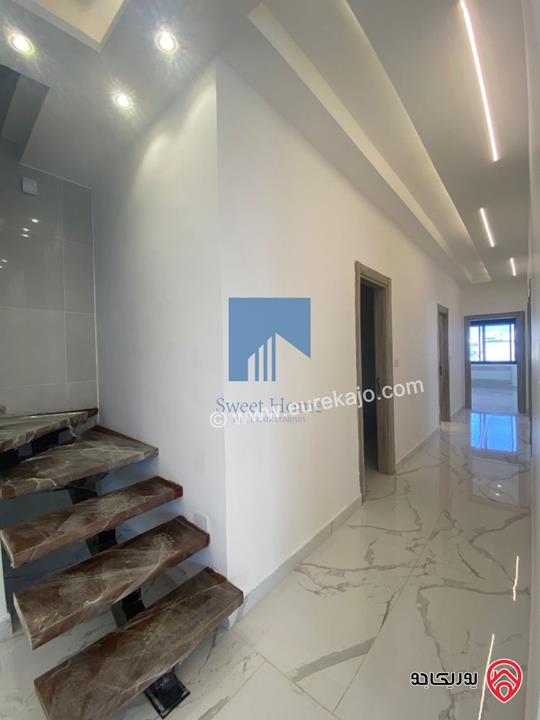 شقة فاخرة للبيع في عمان - خلدا قرب إشارة البنك العربي ومركز زها طابق ثالث 220م مع روف دوبلكس 100م لم تسكن