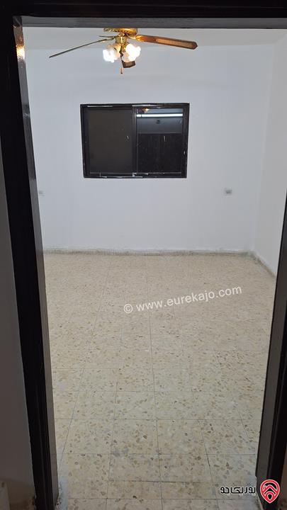 شقة للبيع في الزرقاء حي رمزي طابق ثاني مساحة 108 وسند تسجيل مستقل 