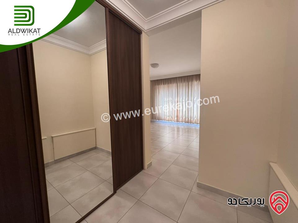 فيلا متلاصقة للبيع او للايجار في عبدون قرب الاسفاره الامريكيه مساحة الارض 500م ومساحة البناء 700م ومساحة الحديقة 200م موقع مميز واطلالة خلابة منطقة فلل واصل جميع الخدمات 