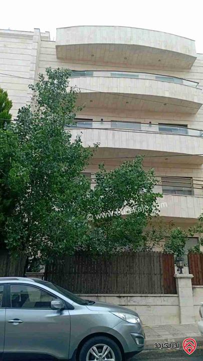 شقة طابقية مع رووف مساحة 292م للبيع في عمان - الكرسي