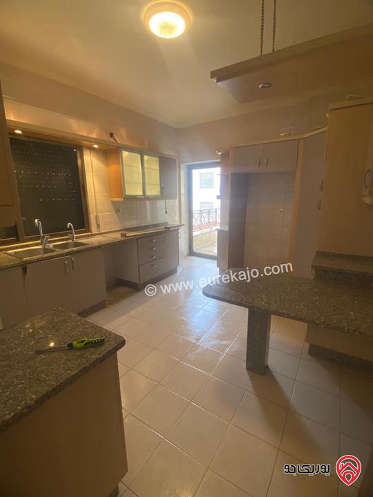 شقة طابق ثالث مساحة 180م للبيع في عمان - الرابية