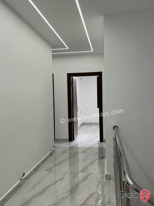 شقة طابق ثالث مع روف مساحة 195م٢ للبيع في عمان - طبربور قريبة من الخدمات