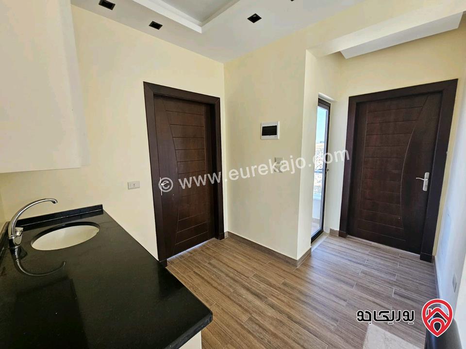 فيلا مساحة 700م على أرض 3 دونم و 512م للبيع في السلط