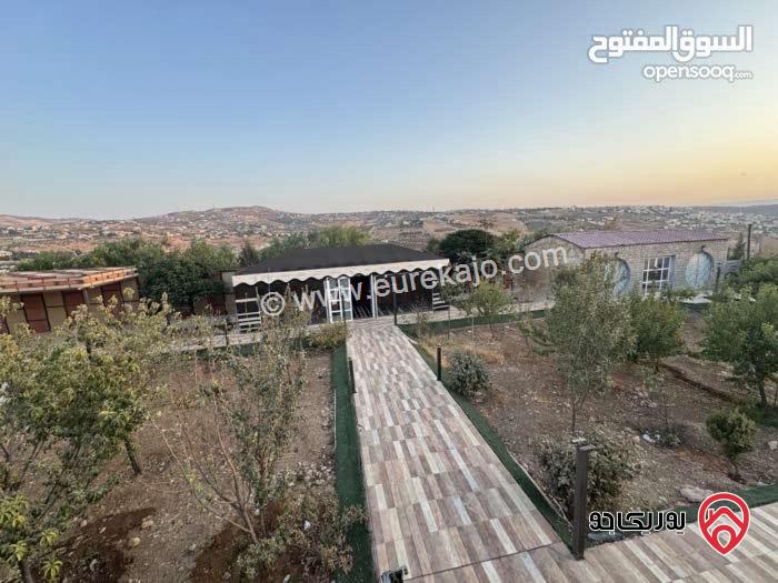 مزرعة وشاليه مساحة الأرض 4 دونم والبناء 500م للبيع في الزرقاء الكمشة قضاء بيرين