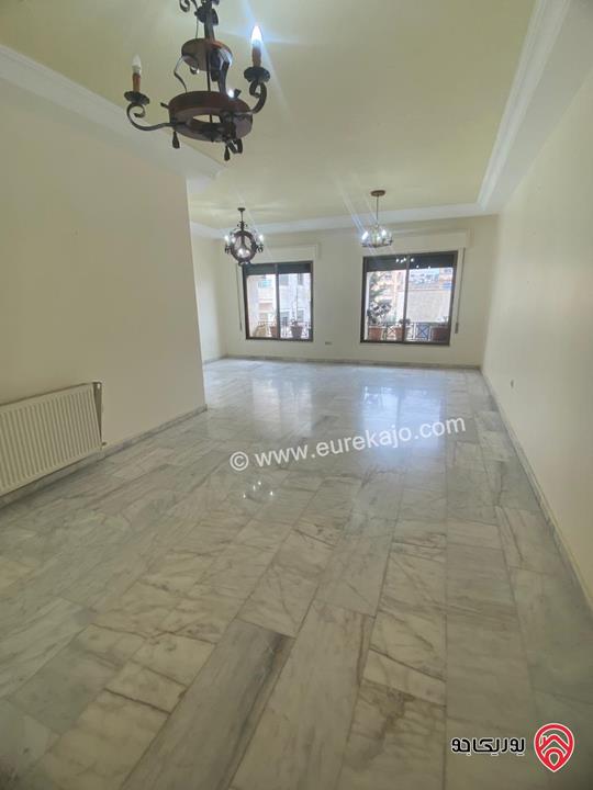 شقة طابق ثالث مساحة 180م للبيع في عمان - الرابية