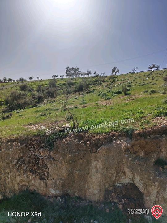 قطعة ارض مساحة 3400م للبيع في جرش على شارع جرش الزرقاء الرئيسي