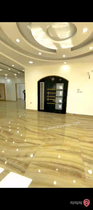 فيلا مساحة 1300م على أرض 1200م للبيع في عمان - الجبيهة 