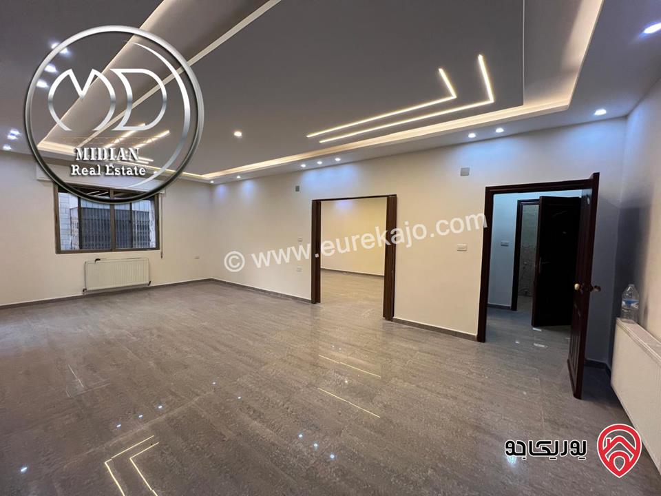 شقة للبيع في عمان - أجمل مواقع الجاردنز طابق ثاني مساحة 220م 4 نوم تشطيبات و ديكورات سوبر ديلوكس بسعر مميز جداً
