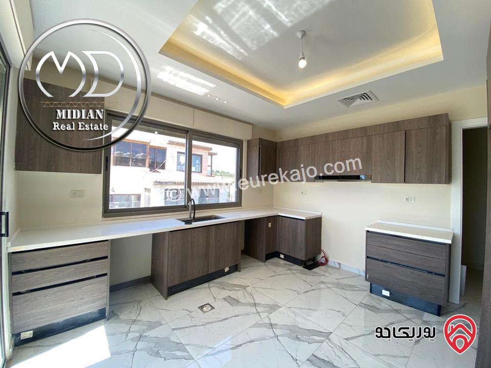 رووف فارغ للايجار في عمان - دابوق مساحة 350م مع تراسات تشطيبات ديكورات عصرية فاخرة اطلالة رائعة جديد لم يسكن