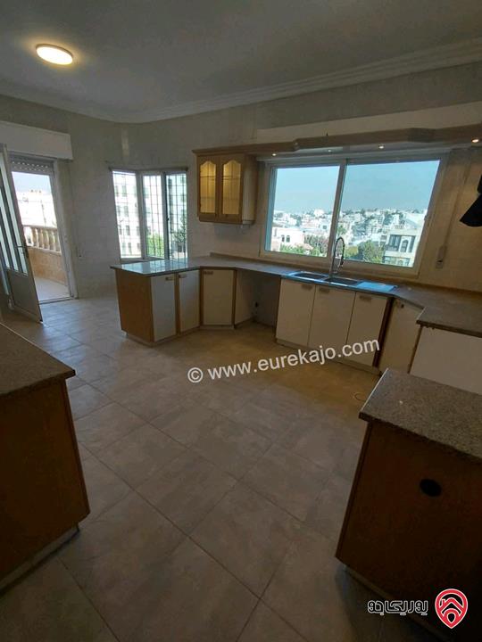 شقة فارغة طابق أول مساحة 195م للايجار في عمان - دير غبار