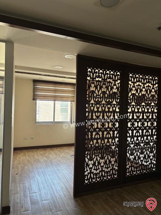 مكتب مميز مساحة 102م للايجار او للبيع في عمان - السابع منطقة حيوية جدا جاهز للاستعمال ديكور كامل