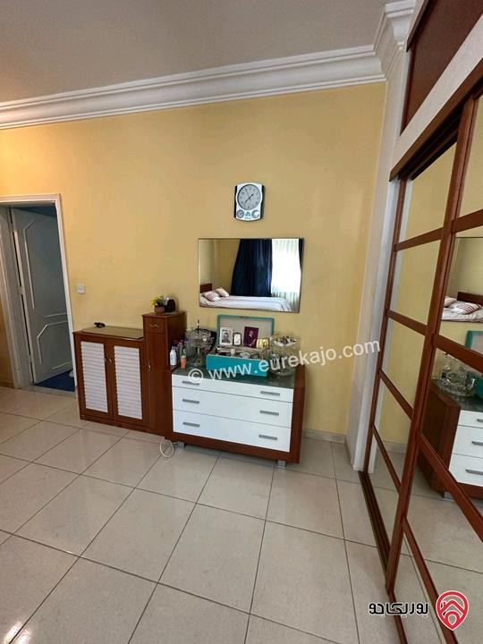 شقة فاخرة مميزة مفروشة فرش فاخر اجنبي طابق أرضي معلق مساحة 200م للبيع في عمان - عبدون