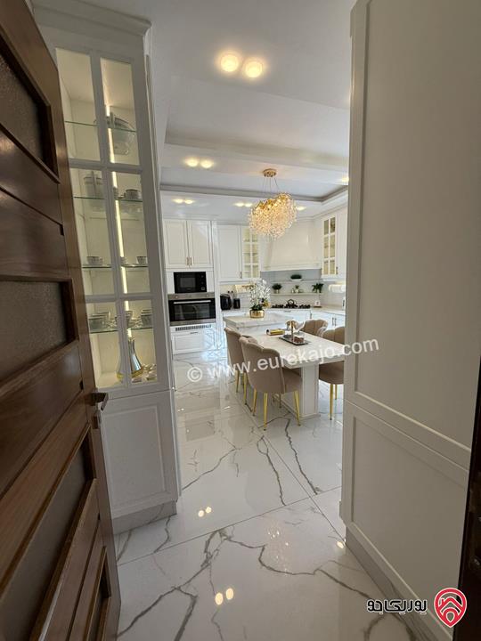 شقة شبه ارضية مساحة 210م داخلي و 180م خارجي لم تسكن للايجار مفروشة في عمان - خلدا