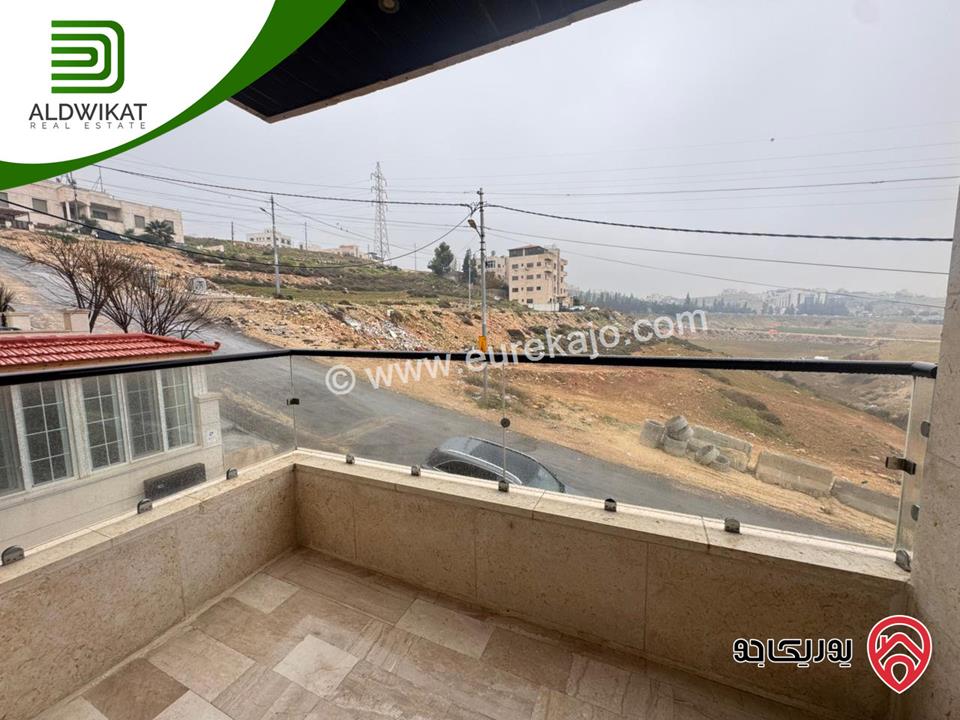 شقة طابق اول طابقية للبيع في عمان - على طريق المطار / حجار النوابلسه مساحة البناء 200م موقع اسكانات حديثة واطلالة