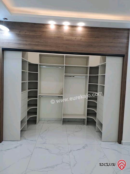 شقة طابق أرضي مساحة 173م داخلي و 160م خارجي للبيع في اربد - ايدون