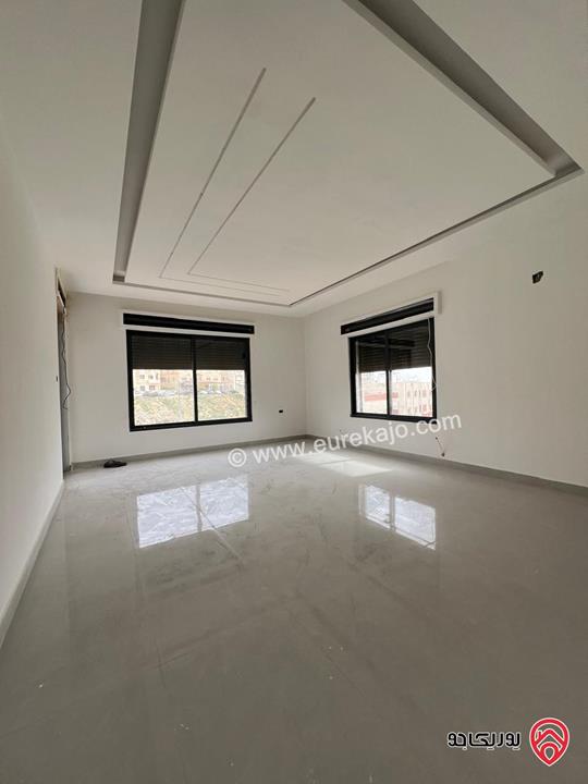 شقة طابقية جديدة ارضية مساحة 231م داخلي و90م ترسات وكراج سيارة خاص للبيع في عمان - الجبيهة - حي المنصور