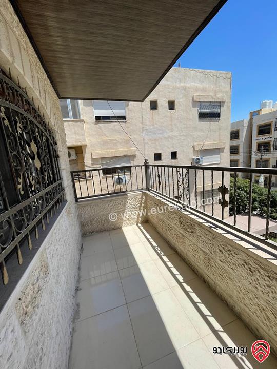 شقة طابق ثاني مساحة 150م للبيع في الزرقاء الجديدة قرب كنيسة الماريوسف