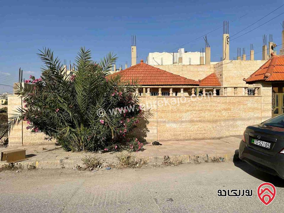 بيت مساحة 200م على ارض 561م للبيع في الزرقاء - منطقة شومر حي جبر 
