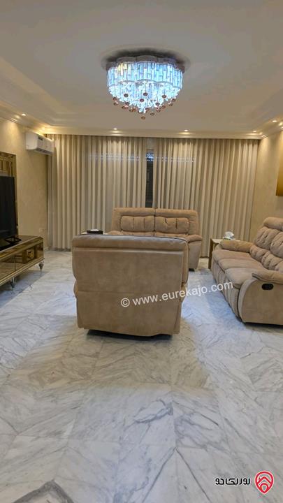 شقة طابقية طابق ثالث مساحة 305م للبيع في عمان - الرابية