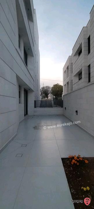 شقة طابقية ارضية مساحة 300م داخلي و 350م خارجي للبيع في عمان - دابوق