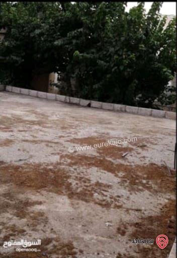 منزل قديم بطابقين تحته 4 محلات تجارية على أرض 365م للبيع في اربد