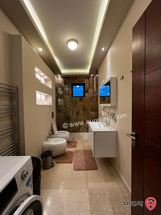 شقة فاخرة مفروشة أرضية مساحة 150م داخلي و 30م خارجي للإيجار في عمان - خلدا