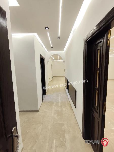 شقة طابق ثالث مع روف مساحة 341م للبيع عمان - ام اذينة مجددة بالكامل