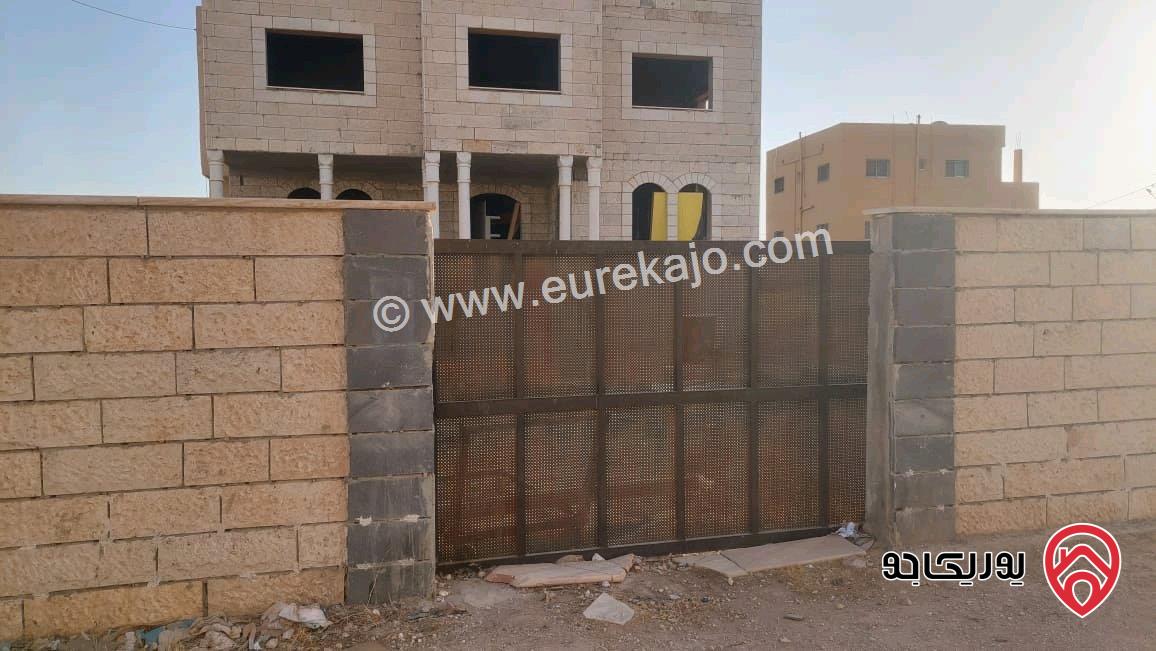 بناية سكنية مكونة من 4 طوابق على أرض 853م للبيع في مادبا - الحي الشرقي