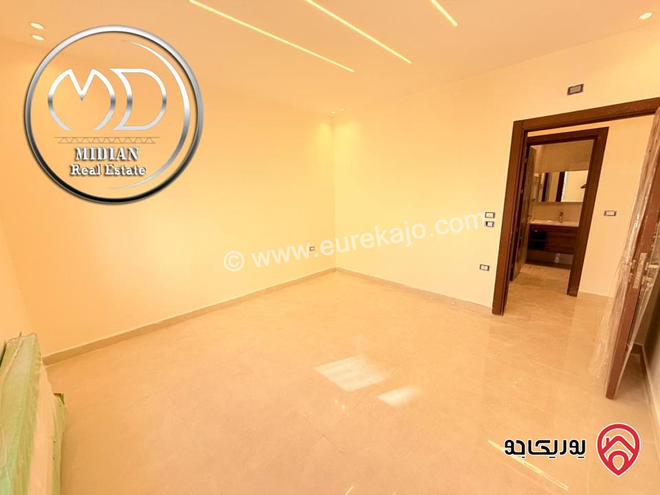 شقة دوبلكس طابق اخير مع روف للبيع في عمان - خلدا مساحة 205م مع تراسات تشطيبات و ديكورات عصرية فاخرة اطلالة رائعة