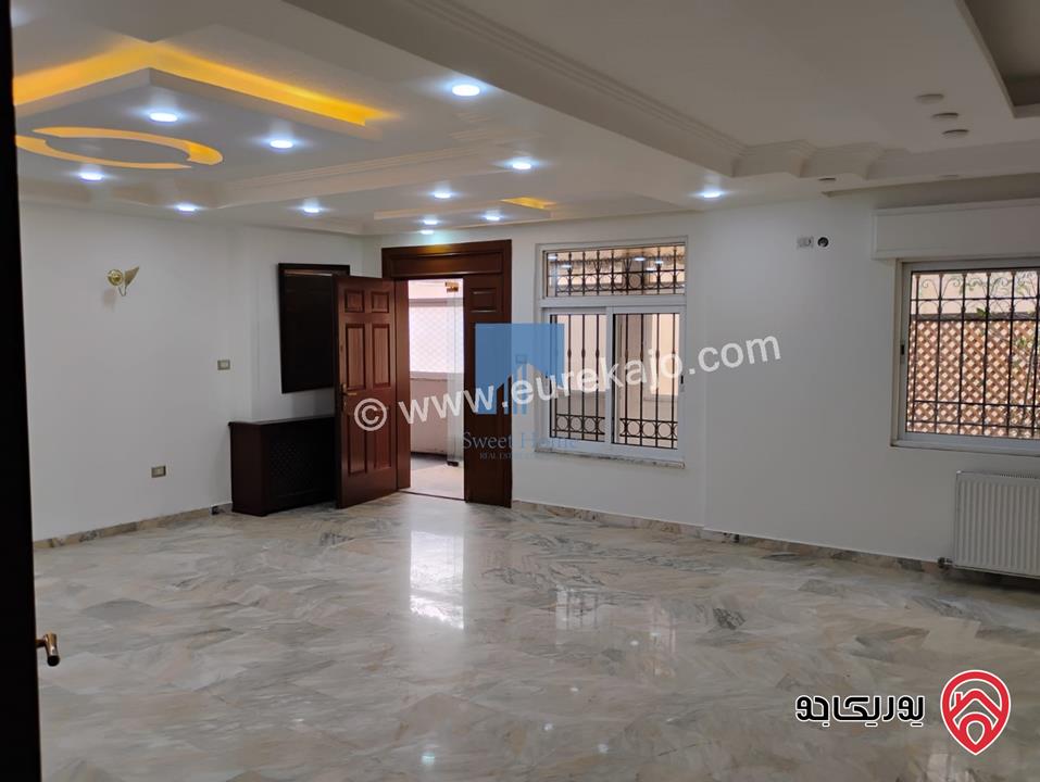 شقة أرضية مساحة 225م مع حديقة وترسات 100م تشطيب سوبر ديلوكس للبيع في عمان - خلدا