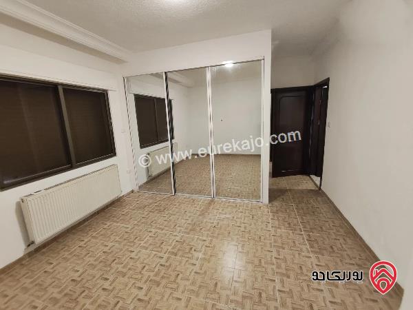 شقة طابق ثالث مع روف مساحة 341م للبيع عمان - ام اذينة مجددة بالكامل