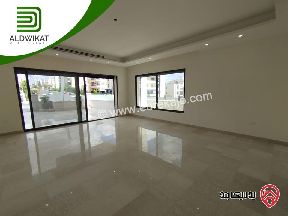 شقة  طابق ارضي مساحة البناء 370م ومساحة الترس 150م للبيع في عمان - دير غبار