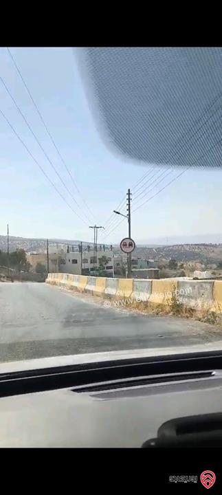 أرض مساحة 1 دونم و 616م للبيع في الزرقاء - صروت بموقع ولا اروع مطلة على جبال جرش و العالوك بين عمان وجرش تصلح لمنزل او مزرعة
