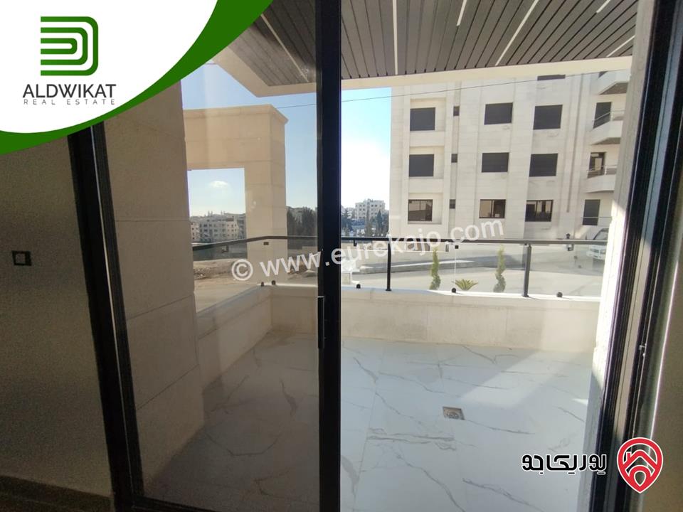 شقة سوبر ديلوكس أرضية مساحة 240م مساحة الترس 100م للبيع في عمان - خلدا 