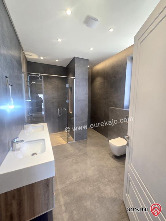 فيلا متلاصقة جديدة مساحة 763م على أرض 530م مع مسبح واطلالة عالية للبيع في عمان - عبدون