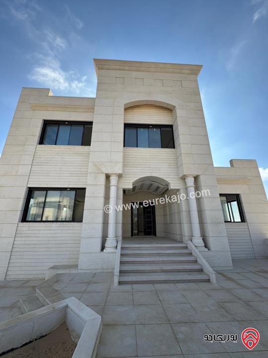 فيلا فاخرة مساحة 678م على أرض 639م مع اطلالة خلابة للبيع في بلعاس / ناعور