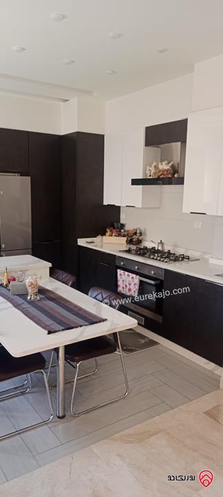 شقة طابق شبه ارضي مساحة 215م داخلي و حديقة 200م للبيع في عمان - ناعور وادي الكيرا