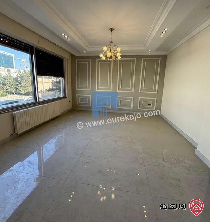 شقة طابقية فاخرة طابق اول مساحة 270م  للبيع في عمان - أم أذينة  تشطيب سوبر ديلوكس بسعر مغري