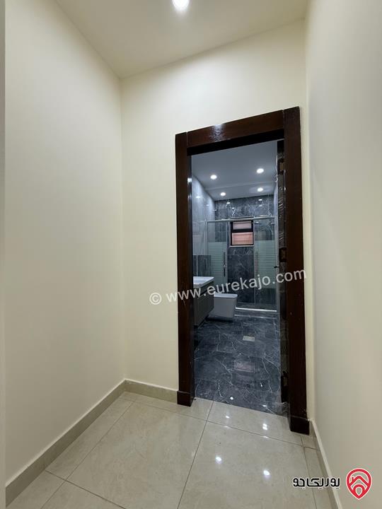 شقة شبه ارضية مساحة 184م مع ترس وحديقة 120م سوبر ديلوكس للبيع في عمان - المقابلين 