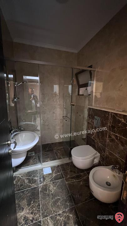 شقة طابق أخير مع روف مساحة 280م باطلالة خلابة للبيع في عمان - ضاحية النخيل من المالك مباشرة 