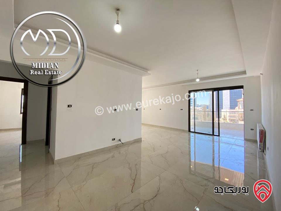 شقة شبه ارضي جديدة للبيع في عمان - ام السماق مساحة 200م مع ترس و حديقة 200م تشطيبات ديكورات سوبر ديلوكس بسعر مميز