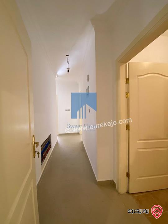 شقة أرضية مميزة  186م مع حديقة وترسات 150م للبيع في عمان - الجندويل