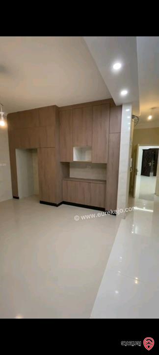 فيلا مساحة 370م على أرض 400م للبيع في عمان - الجبيهة ام زويتينة