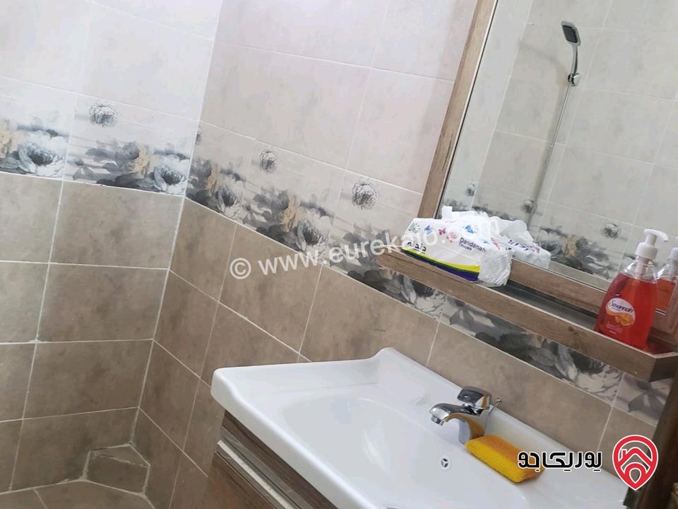 مزرعة مرتفعة وكاشفة مساحة الأرض 3 دونم و 500م والبناء 200م للبيع في جرش - المصطبة منطقة مزارع وشاليهات وطبيعة خلابة 