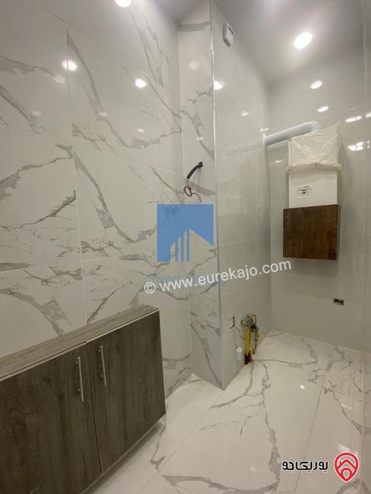 شقة فاخرة للبيع في عمان - خلدا قرب إشارة البنك العربي ومركز زها طابق ثالث 220م مع روف دوبلكس 100م لم تسكن