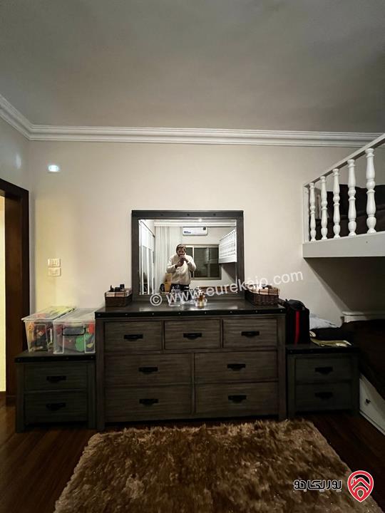 شقة ارضية مفروشة مساحة 250م داخلي وخارجي 90م للإيجار السنوي في عمان - دير غبار 