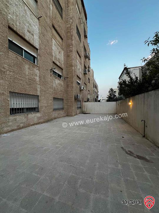 شقة شبه ارضية واسعة مساحة 194م داخلي و 150م خارجي للبيع في عمان - أم أذينة 